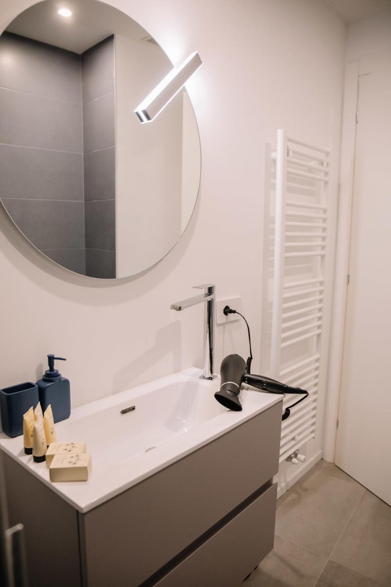 Elegant Beige Apartment - 5 Minutes From The Lake Como Exteriér fotografie